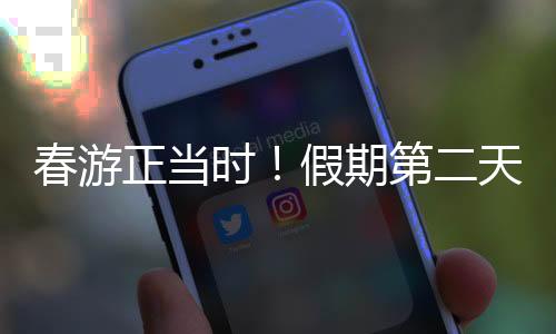 环湖栈道泛起温润光泽