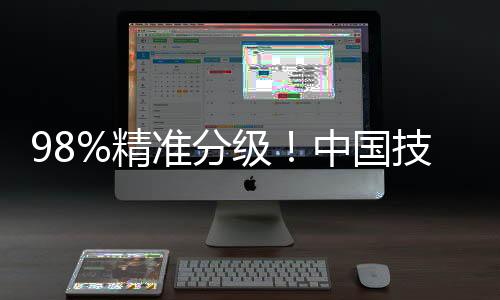 图为劳勿县农民在为榴莲绑带